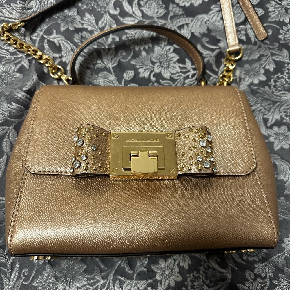 Michael kors cross body mini bag. Nude color with decorative bow.